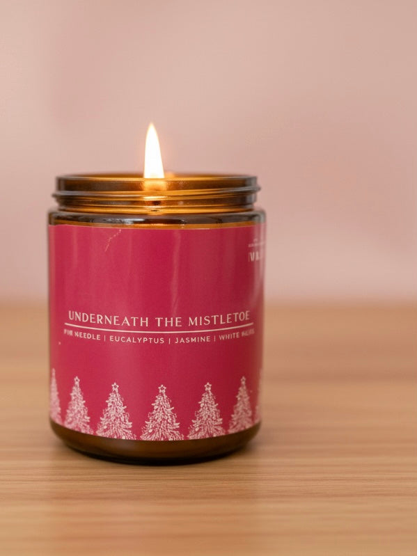 Christmas Candle - Underneath the Mistletoe 220gm - Wolf Candle Co